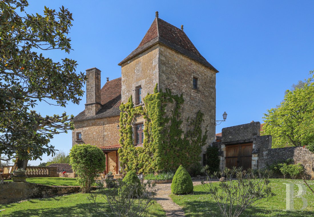 En Dordogne, dans la bastide royale de Domme, une maison familiale du 17e siècle - photo  n°1